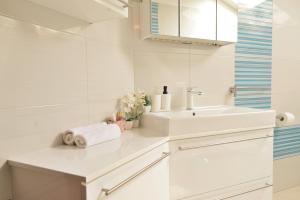 卡利Apartment Sea view的白色的浴室设有水槽和镜子