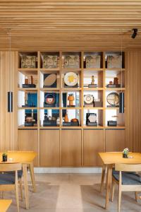 埃武拉埃武拉橄榄酒店的用餐室配有木柜和桌子