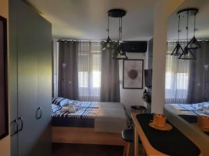 VoždivacStudio Sunset的小房间,配有一张床和一张桌子