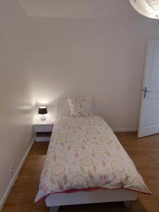 MiersAu Grand Bonheur - Gîte Padirac - Rocamadour的一间卧室配有一张黄色床罩的床
