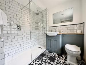 汤顿Farthings Country House Hotel & Restaurant Tunton的浴室配有卫生间、盥洗盆和淋浴。