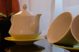 维罗纳LeNotti Verona的盘子架上的白茶壶