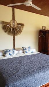 SavegreCabina Brisa Escondida - Walking distance from river的一间卧室配有一张蓝色的床和吊扇