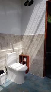 SavegreCabina Brisa Escondida - Walking distance from river的浴室配有白色卫生间和盥洗盆。