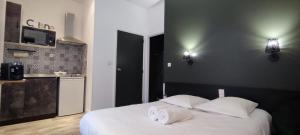 内里莱班Guest Home location的一间卧室配有一张床,上面有两条毛巾