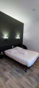 内里莱班Guest Home location的一张大床,位于一个黑墙的房间