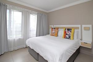 ChartwellWhite Orchid Luxury Apartment的卧室配有带枕头的大型白色床