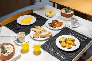 埃武拉埃武拉橄榄酒店的一张桌子,上面放着早餐盘
