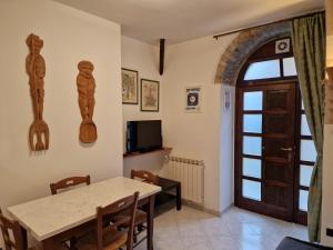OrtonovoCasa Romantica Tra Liguria e Toscana的客厅设有桌子和门