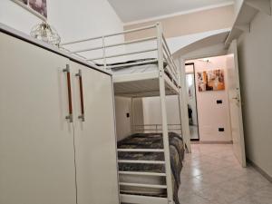 OrtonovoCasa Romantica Tra Liguria e Toscana的一间卧室配有双层床,房间内设有楼梯