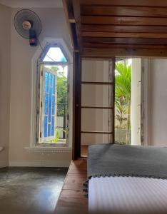 乌纳瓦图纳Habibi Hostel & Restaurant的一间卧室设有一张床和一个窗口