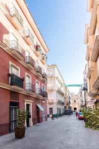 马拉加Málaga Center Flat. Carmen City Center Roof-Terrace Boutique的城市中一条空荡荡的街道,有建筑