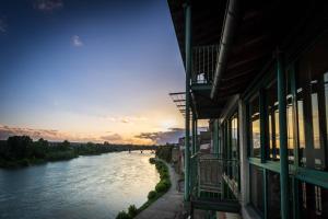 TonneinsHOTEL restaurant CÔTE GARONNE le BALCON DES DAMES - Tonneins Marmande Agen - chambres climatisées的从建筑的一侧可以欣赏到河流的景色