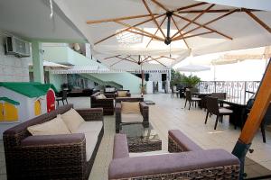 斯韦蒂·斯特凡Montesan Luxury Apartment的户外庭院配有沙发、桌子和遮阳伞。