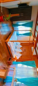 库玛拉孔Little Chembaka的卧室享有高空美景,配有双层床