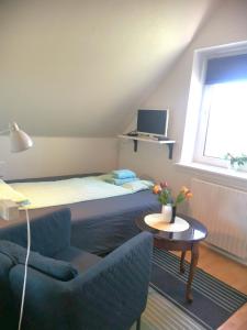 哥本哈根NICE TOPFLOOR STUDIO APARTMENT的卧室配有1张床、1张桌子和1把椅子