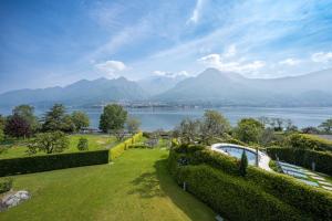 奥利维托拉里奥Villa Costanza- private seasonal warm pool, steam room, sauna-Bellagio Village Residence的享有湖泊和山脉美景的花园