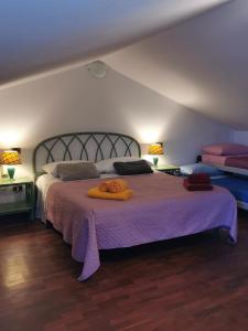 托里格兰德Pachisa sul mare的一间卧室配有一张带紫色床单的大床