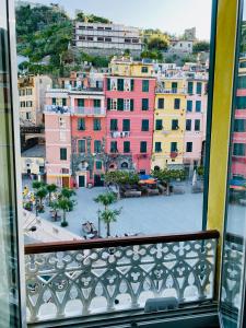 韦尔纳扎La Marina Vernazza Appartamento Piazza Marconi的从窗户可欣赏到城市美景