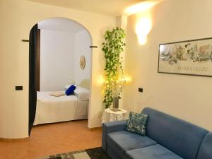 韦尔纳扎La Marina Vernazza Appartamento Piazza Marconi的客厅配有蓝色的沙发和床。