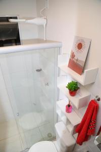 帕尔马斯AP 104-A Térreo Completo Aconchegante的浴室配有白色卫生间和淋浴。