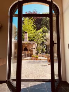 贝弗伦B&b kleinen bosch的开放式门,享有庭院的景色