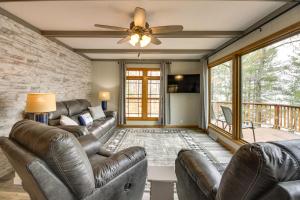 RemerRemer Vacation Rental Home with Wraparound Deck的一间带皮革家具的客厅和一个阳台