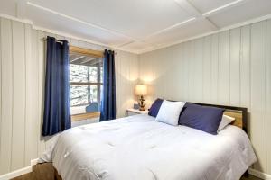 RemerRemer Vacation Rental Home with Wraparound Deck的一间卧室设有一张大床和一个窗户。