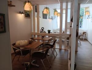 翁弗勒尔La maison père camembert的用餐室配有木桌和椅子