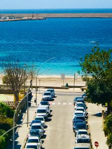 阿尔盖罗三角帆度假酒店的海滩旁的一排车