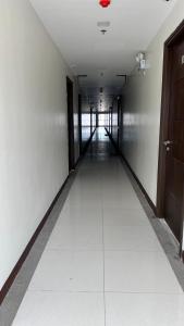 马尼拉Jannah’pad的一条有长走廊的办公楼空走廊
