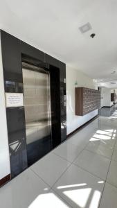马尼拉Jannah’pad的建筑物的走廊,有闪亮的金属电梯