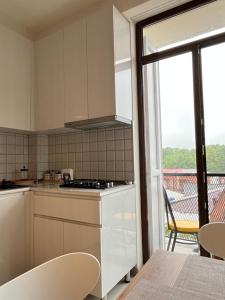 库塔伊西Izo's Home的一间带炉灶的厨房 窗边的顶部烤箱
