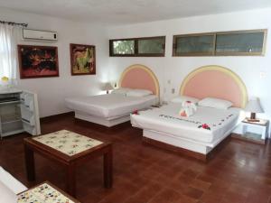 锡瓦塔塔内霍卡塔利娜海滩度假酒店的一间卧室配有两张床和一张桌子