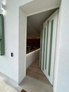 Montefalcone del SannioI-relais b&b的墙上挂着绿色画作的空走廊