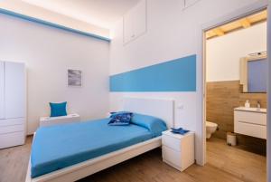 泰拉奇纳Mariviva Guest House的一间卧室配有蓝色的床和水槽