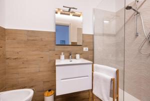 泰拉奇纳Mariviva Guest House的一间带水槽、卫生间和淋浴的浴室