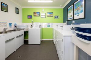 剑桥BIG4 Hobart Airport Tourist Park的牙科实验室,有白色的橱柜和绿色的墙壁