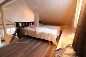 洛斯托Lapintaika的一间位于阁楼的小型客房,配有两张床
