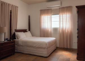 拉哈斯Turtle Bay Inn的一间卧室设有一张床和一个窗口