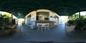 拉哈斯Turtle Bay Inn的餐厅设有酒吧和桌椅