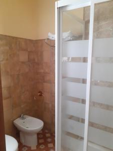 马罗Apartamentos Isabel的浴室配有卫生间、盥洗盆和淋浴。