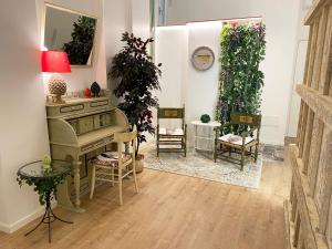 巴勒莫Casa Granatelli的客厅配有三角钢琴和椅子