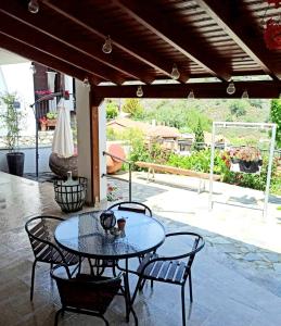 卡洛帕尼亚伊奥蒂斯BELLE VUE Mountain Home的庭院里设有桌椅。