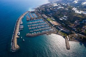 圣托·斯特凡诺·阿尔马尔H11 LUXURY 3B - Porto - Piscina - Jacuzzi的海港的空中景色,水中有船只