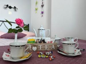 哈拉奇Porto Haraki Studios的一张桌子,上面有两个茶杯和一个花瓶