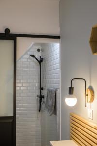 坎佩尔Appartement T2 - Vue imprenable sur la cathédrale的带淋浴的浴室和玻璃门