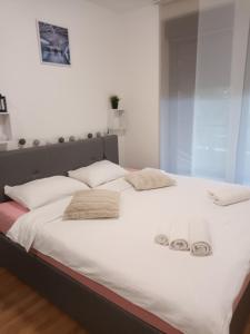 维罗维蒂察Gajeva Rooms - Stockholm apartment SELF CHECK-IN的一张大白床,上面有两双拖鞋