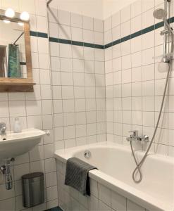 格拉茨Carillon by BestChoice - Old City - Self Check-in with PARKING option的带浴缸和盥洗盆的浴室