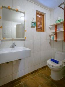 克拉伦代克德占博公寓的一间带水槽、卫生间和镜子的浴室